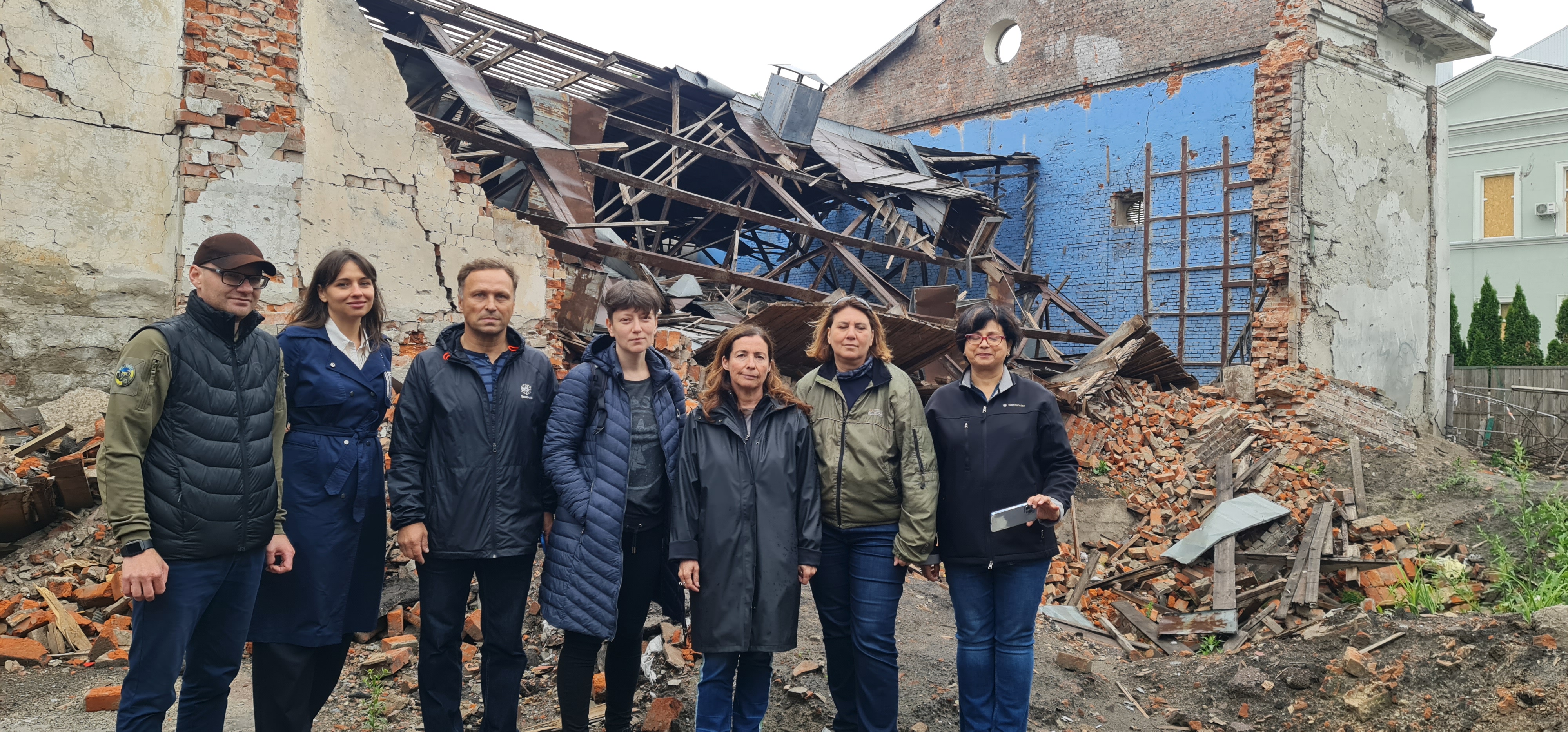 ICOMOS and ICCROM visit the Shchors cinema in Chernihiv, damaged by an air strike in March 2022, with Deputy Minister Kateryna Chuieva and Ihor Poshyvailo, General Director of the Museum of the Memorial to Nebesna Sotnia and the Revolution of Dignity.