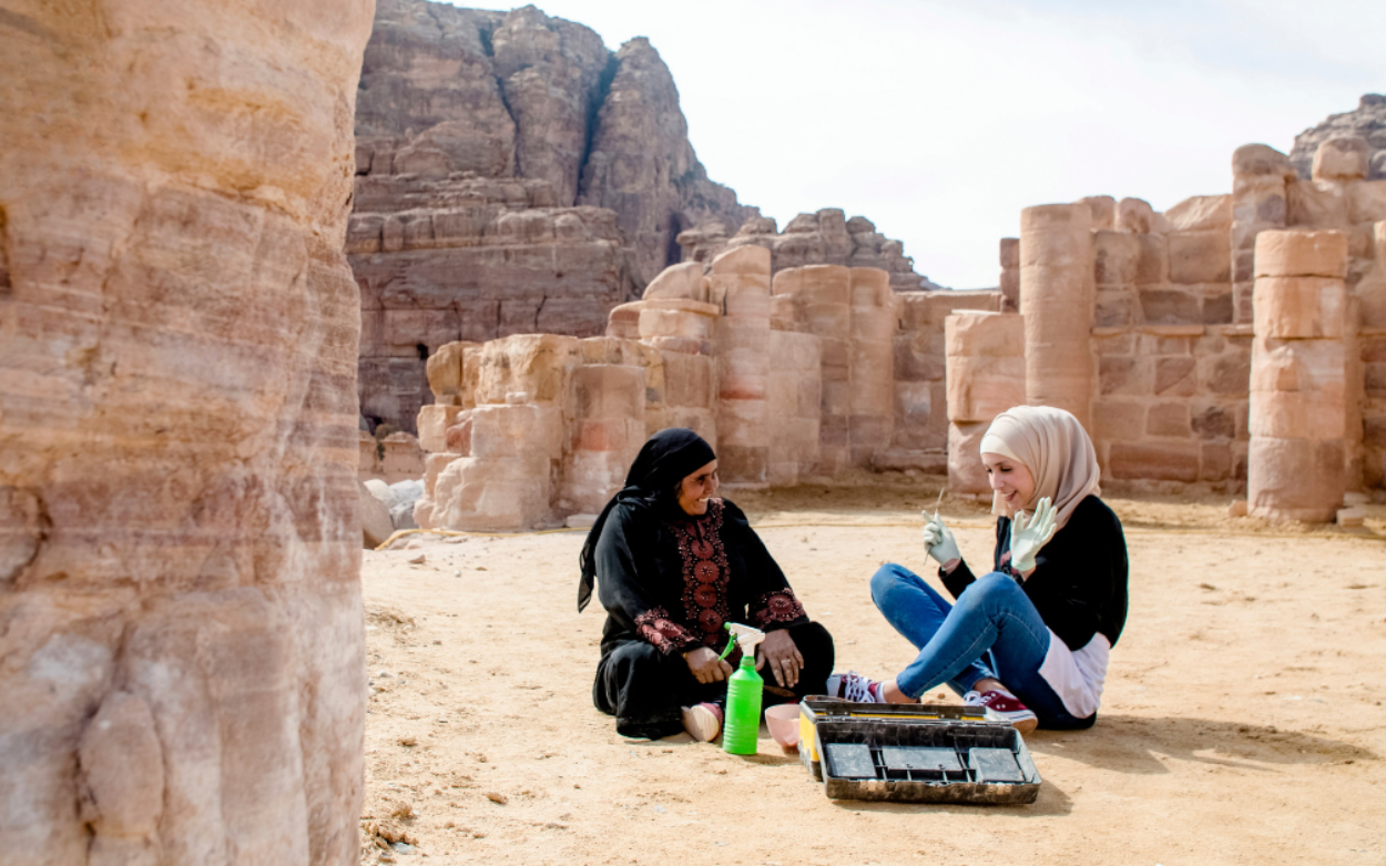 Ageleh Jmeidi et Wajd Nawafleh, 2 participants de USAID SCHEP au Temple des Lions ailés, Petra