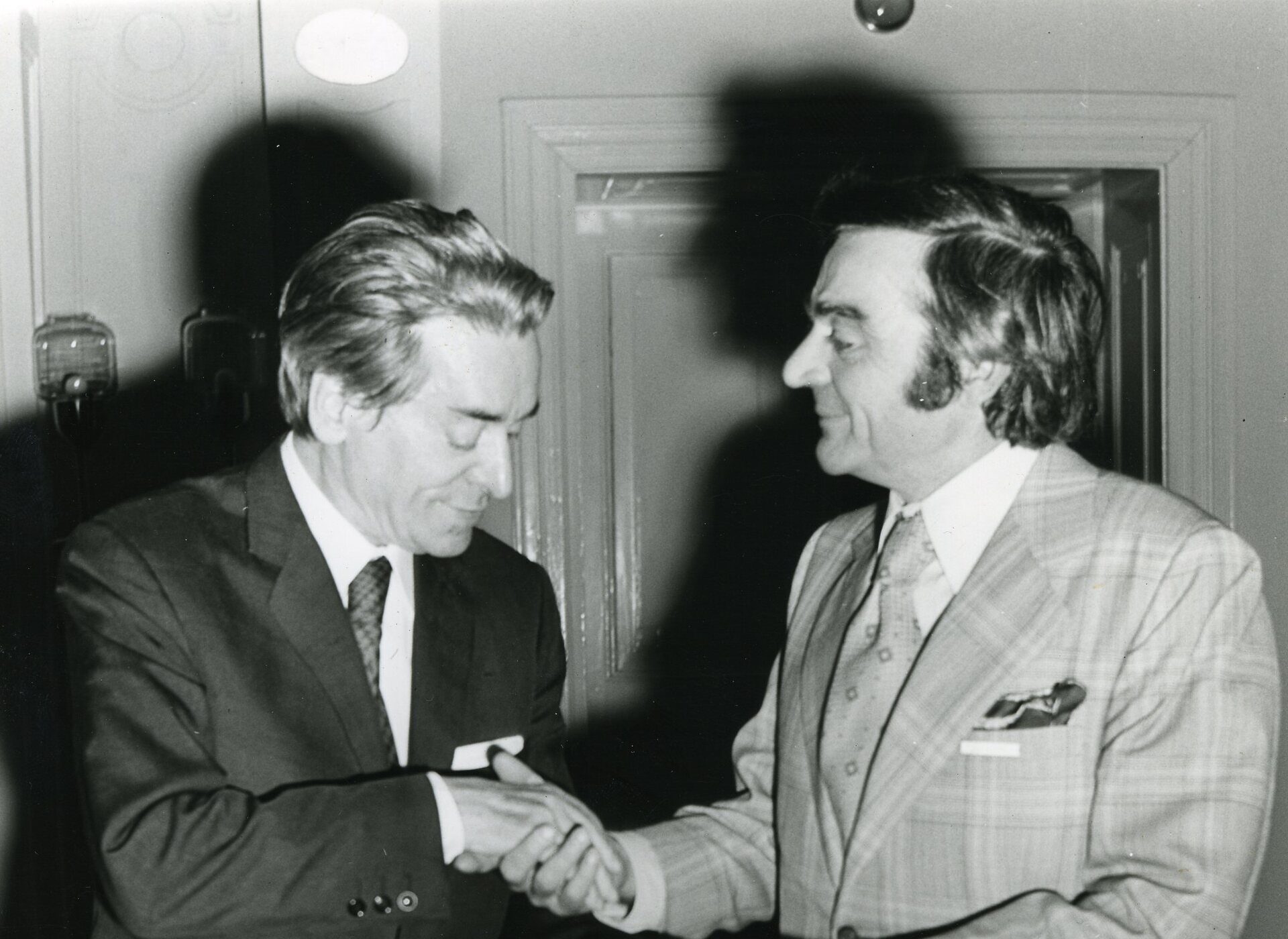 Black and white picture of 2 men shaking hands