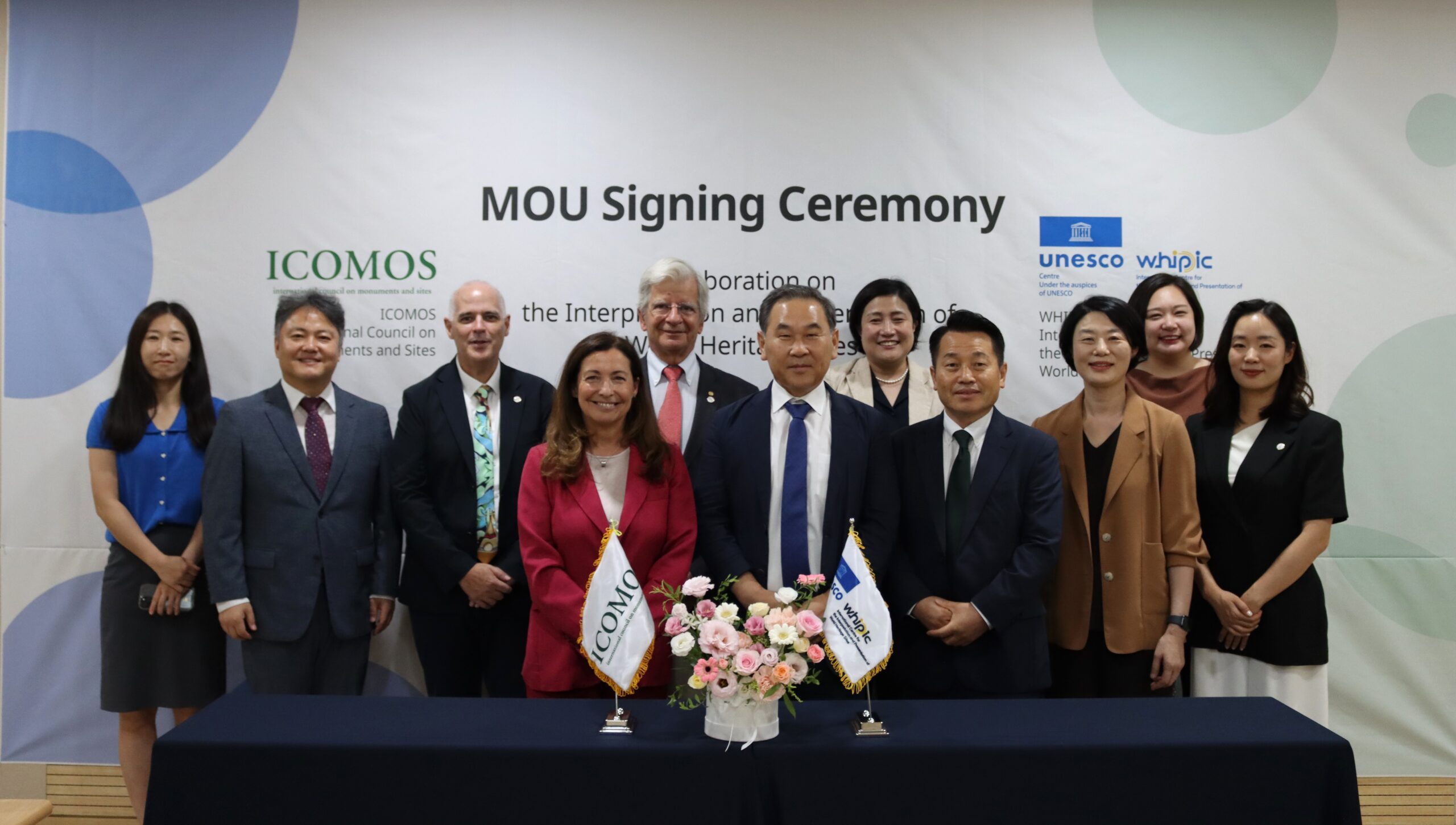 ICOMOS and WHIPIC members pose for a picture at the Memorandum of Understanding Ceremony in Seoul, Korea, 28 August 2025