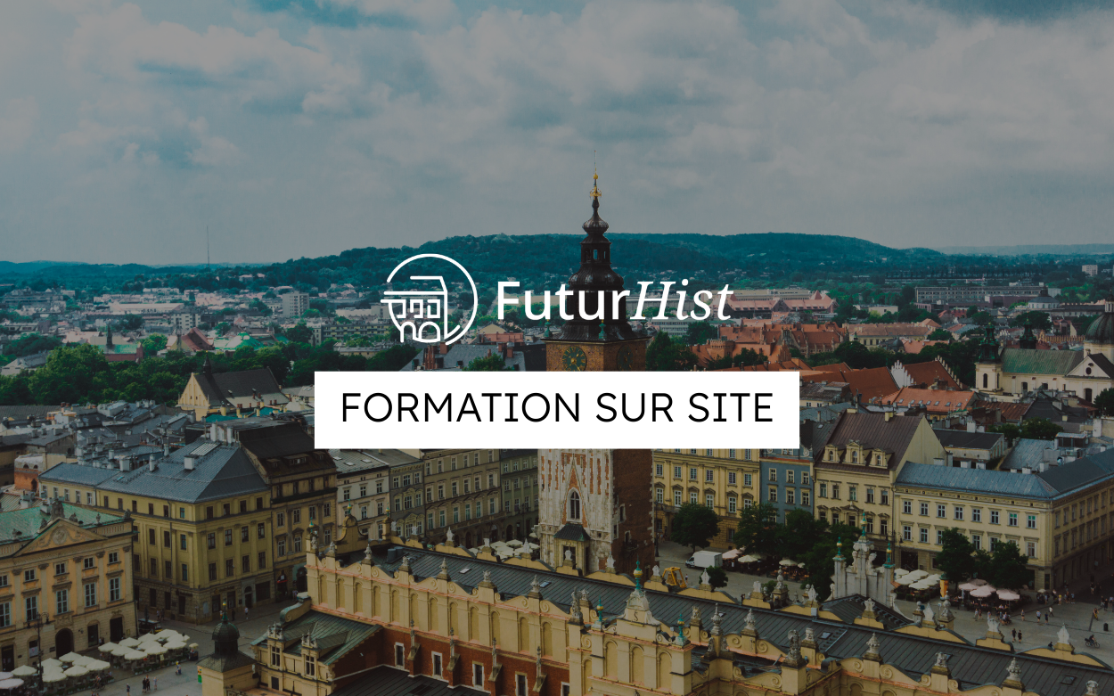 Vue de la ville de Cracovie, Pologne, avec un texte au centre: "FuturHist Formation sur site"