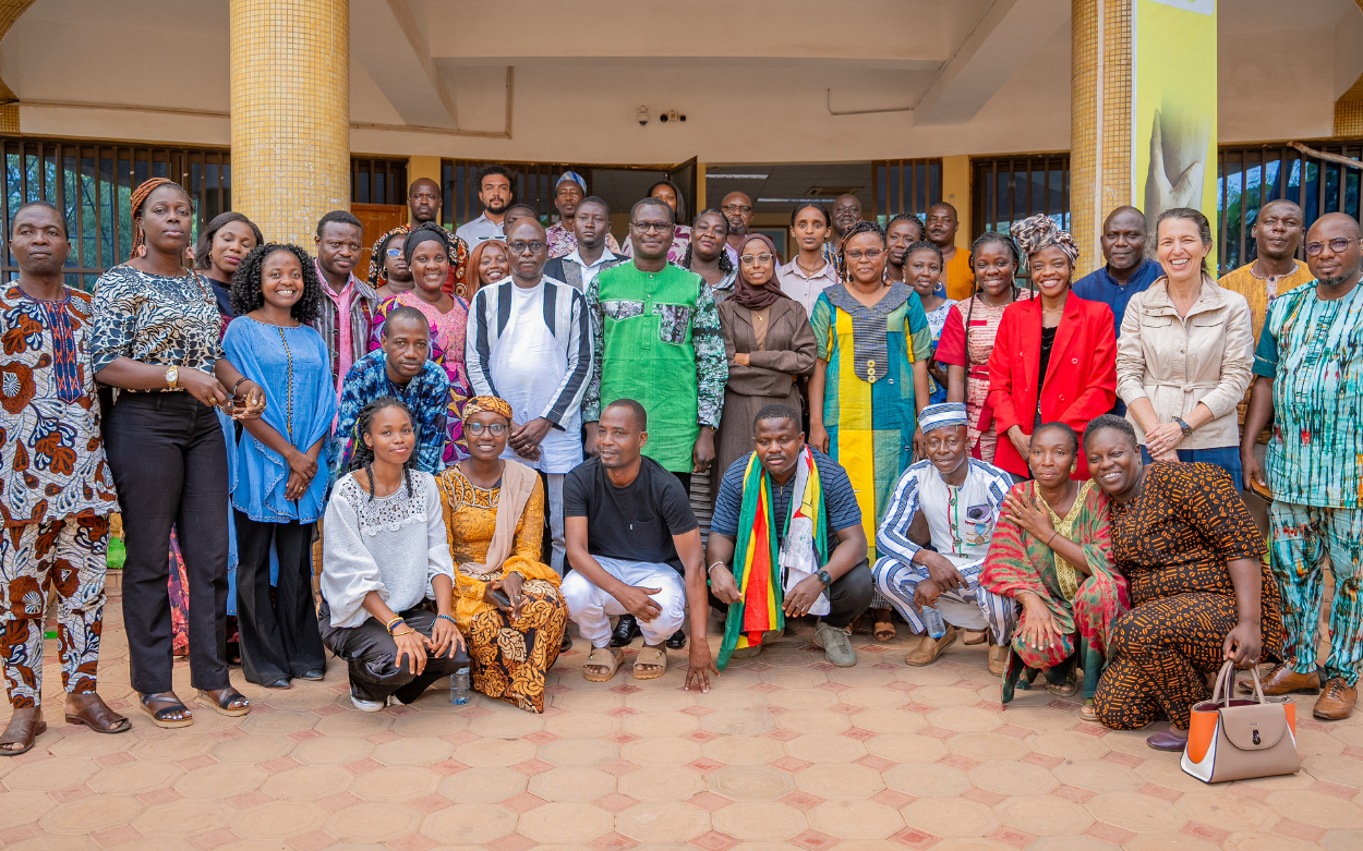 Photo de tous les experts et participants au programme en compagnie de M. Pingdwendé Gilbert Ouedraogo.