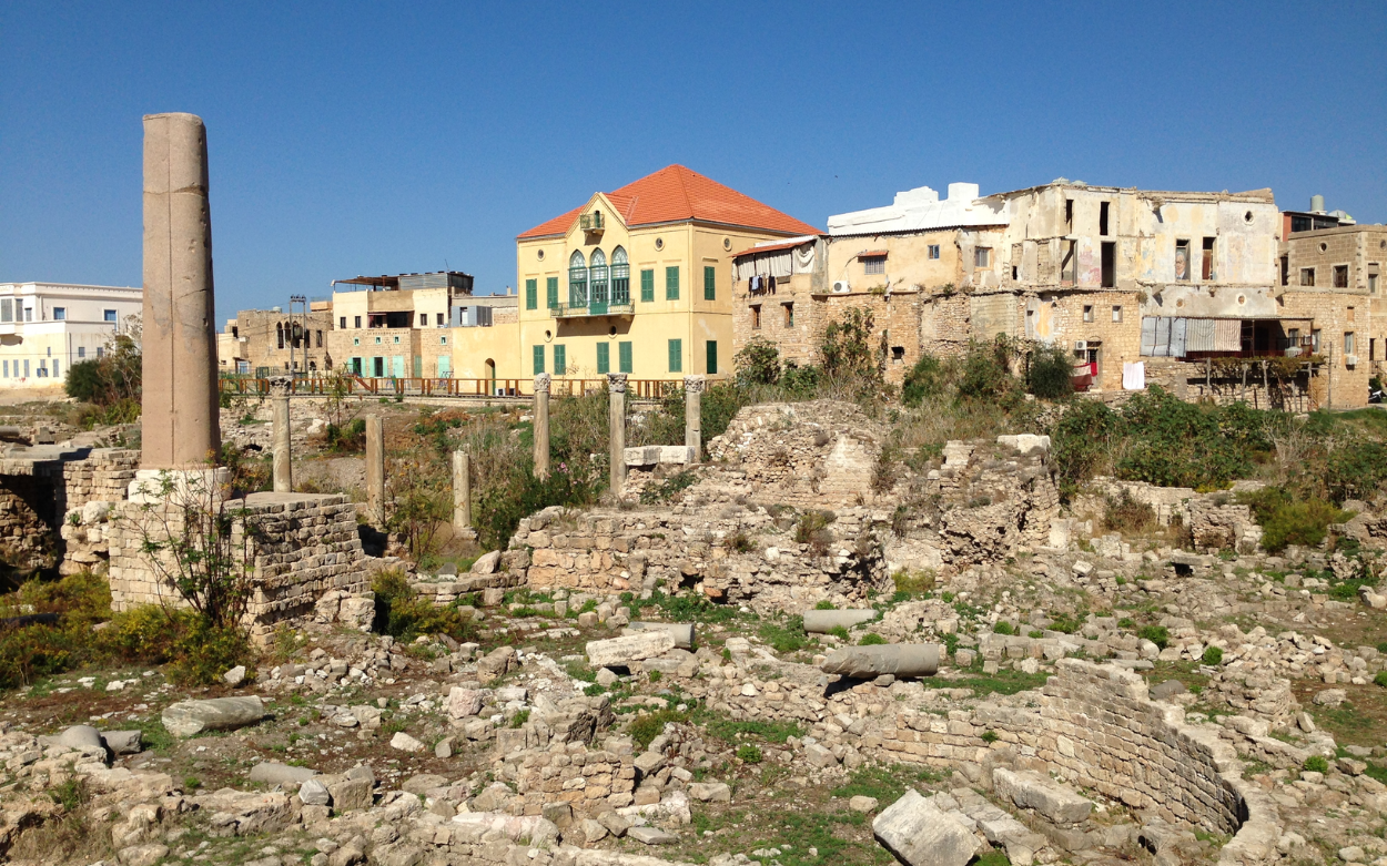 Les ruines à colonnes de l'ancienne cathédrale des Croisés, avec en arrière-plan la Maison mamelouke ("Beit Al Medina") du XIXe siècle, à Tyr/Sour, dans le sud du Liban.