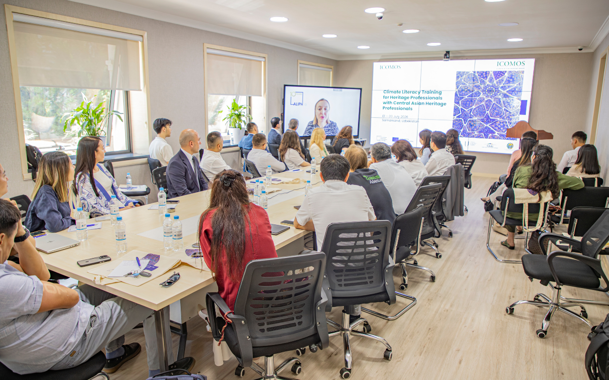 Picture of the participants and experts in the Central Asia CLT.